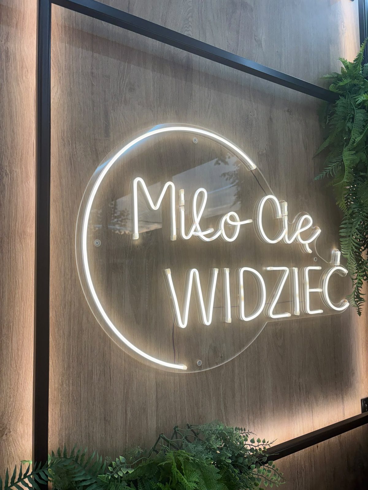Neon „Miło Cię widzieć” w salonie optycznym Optyk przy Kawce w Lublinie