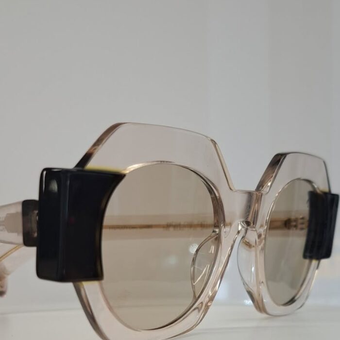 Przezroczyste oprawki okularowe z ciemnymi detalami